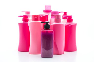 Beyaz arka plan üzerinde şampuan veya saç kremi şişe