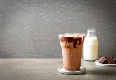 Buzlu çikolata milkshake içecek