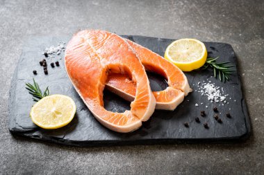 taze çiğ somon fileto biftek