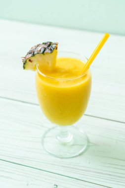 taze ananas güler yüzlü cam ahşap masa üzerinde