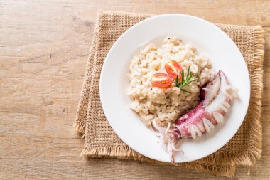 Kalamarlar veya ahtapot risotto