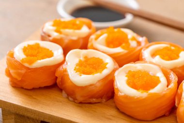 mayonez ve karides yumurta ile taze somon suşi rulo