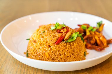 Karides ile Tom Yum Kızarmış Pilav