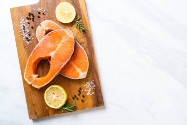 taze çiğ somon fileto biftek