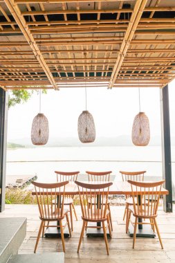 kafe restoranda ahşap masa ve sandalye