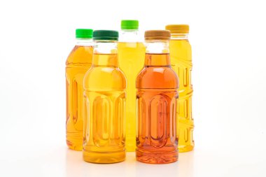 şişe buzlu çay ve yeşil çay beyaz arka plan üzerinde