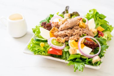 Sebze salatası ve yumurta ile tuna