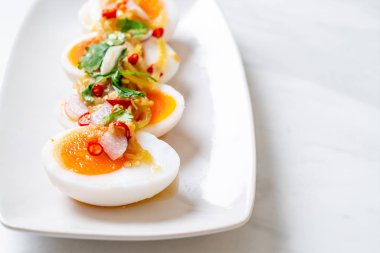Yumuşak haşlanmış yumurta baharatlı salata 
