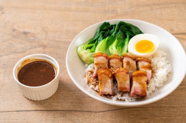 tepesinde pirinç gevrek domuz yağı