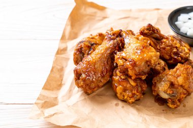 Soslu kızarmış tavuk.