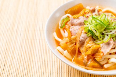 Udon ramen noodle ile domuz eti ve kimchi 