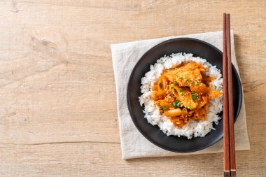 kimchi tepesinde pirinç ile tavada kızartılmış domuz eti 