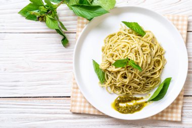 Spagetti pesto sos, zeytin yağı ve fesleğen yaprakları ile.