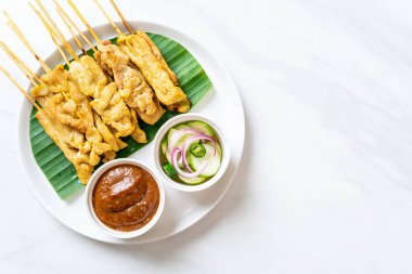 Domuz Satay-ızgara domuz fıstığı sosu veya tatlı ile servis ve 