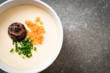 sebze, mantar ve havuç haşlanmış yumurta