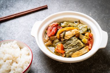 Acı kabak ve domuz eti ile korunmuş hardal yeşil çorba 