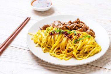 domuz eti ile Asya tavada kızartılmış erişte