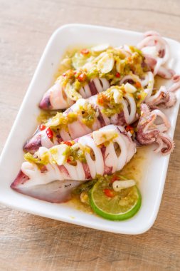 Baharatlı Chili ve limon sosu ile buharda squids