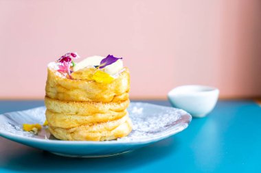 bal ve tereyağı ile pancake