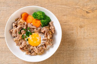 Donburi, domuz eti Pilav kasesi onsen yumurta ve sebze ile