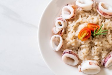 Kalamarlar veya ahtapot risotto