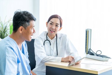 Asya kıdemli hasta doktor ile istişare sahip