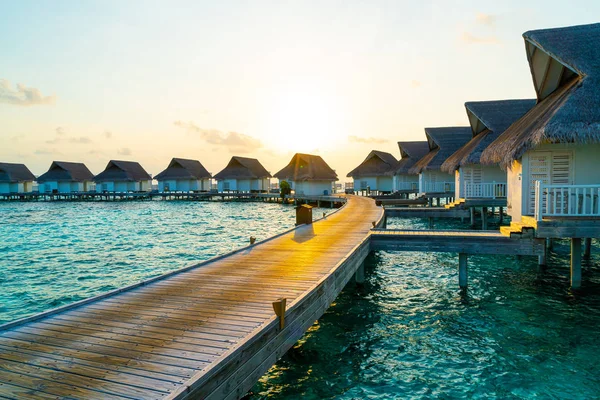 Gyönyörű trópusi naplemente felső Maldív-szigetek sziget a víz bungal — Stock Fotó