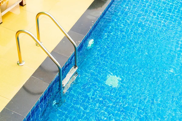 Schwimmbad mit Treppe — Stockfoto