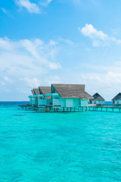 Tropical Maldivas resort hotel e isla con playa y mar para —  Fotos de Stock