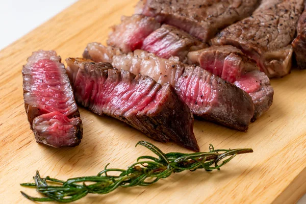 Bife de carne rara médio grelhado — Fotografia de Stock