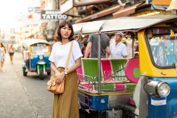 Glückliche und schöne asiatische Frau, die an der khao sarn Straße reist, tha — Stockfoto