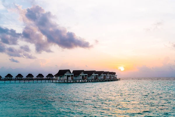 Plaj ile güzel tropikal Maldivler tatil oteli ve ada