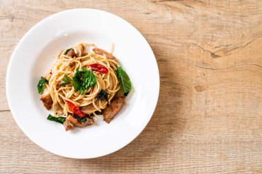 tavuk ve fesleğen ile karıştırın-kızarmış spagetti