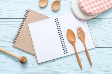 metin Not kopya sapce ile ahşap yüzeyde için boş defter