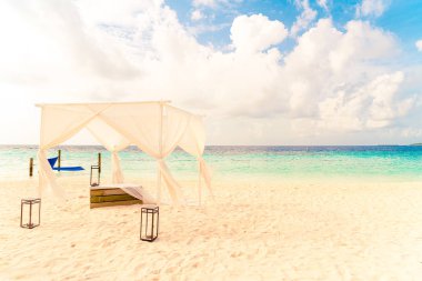 tropikal Maldivler tatil ve deniz ile sahilde düğün kemer 