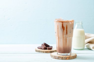 Buzlu çikolata milkshake içecek