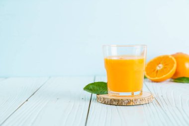 Ahşap arka plan üzerinde taze portakal suyu