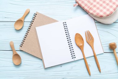 metin Not kopya sapce ile ahşap yüzeyde için boş defter