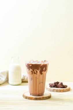 Buzlu çikolata milkshake içecek