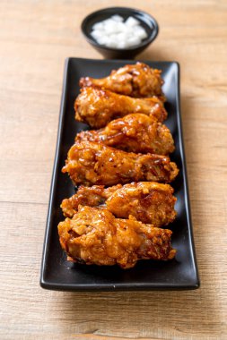 Soslu kızarmış tavuk.