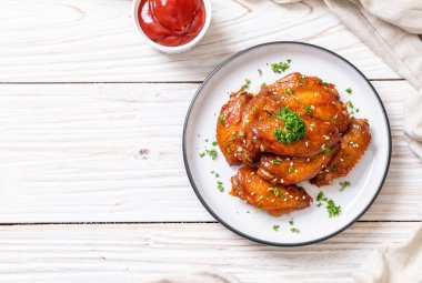 Barbekü tavuk kanatları beyaz susam ile