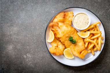 Kızartmalı balık ve patates kızartması.