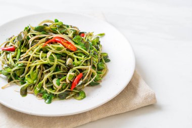 Istiridye sosu ile Kızarmış ayçiçeği Sprout