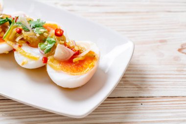 Yumuşak haşlanmış yumurta baharatlı salata 