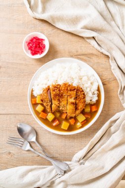 Çıtır çıtır kızarmış domuz pirzola köri ve pilav ile 