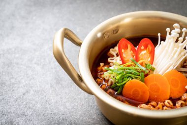 Altın tencerede Kore anlık erişte 