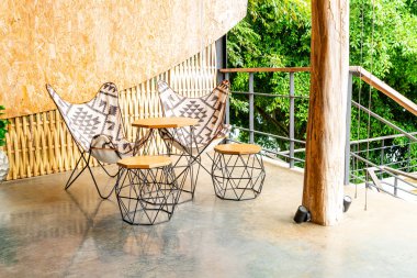 boş açık veranda sandalye