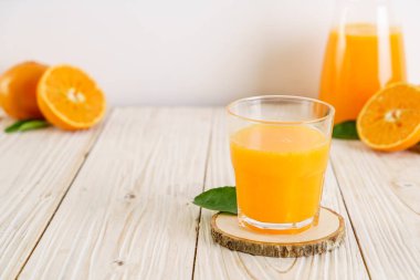 Ahşap arka plan üzerinde taze portakal suyu