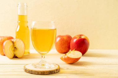 Kırmızı elma meyvesi ile elma suyu