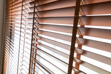 Oturma odasında penceresinde ahşap kepenkleri